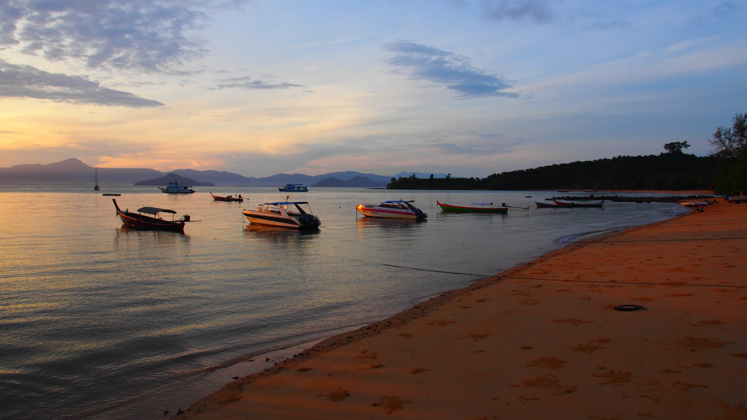 อ่าวใหญ่ เกาะพยาม (Ao Yai Koh Payam) ระนอง