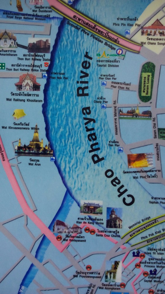 มีแผนที่แสดงแหล่งท่องเที่ยวโดยรอบบริเวณนี้ชัดเจนครับ