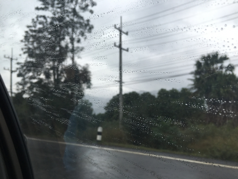 สาดลงมาให้เต็มที่ค่ะฝน แล้วพรุ่งนี้ขอฟ้าใสนะ