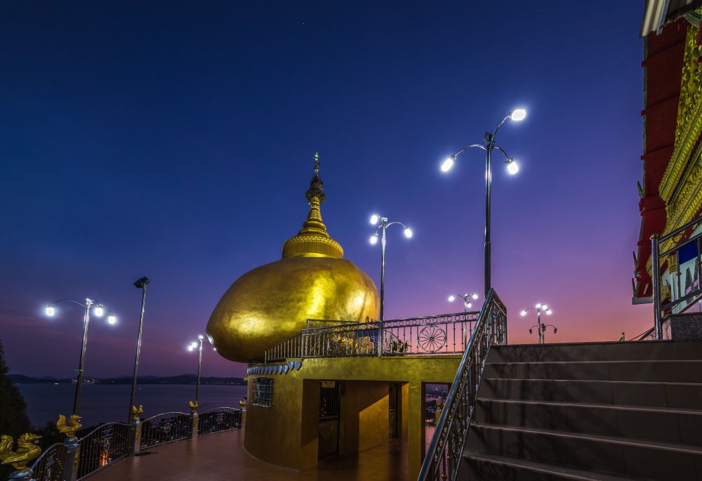 ผลการค้นหารูปภาพสำหรับ พระธาตุอินทร์แขวนจำลอง