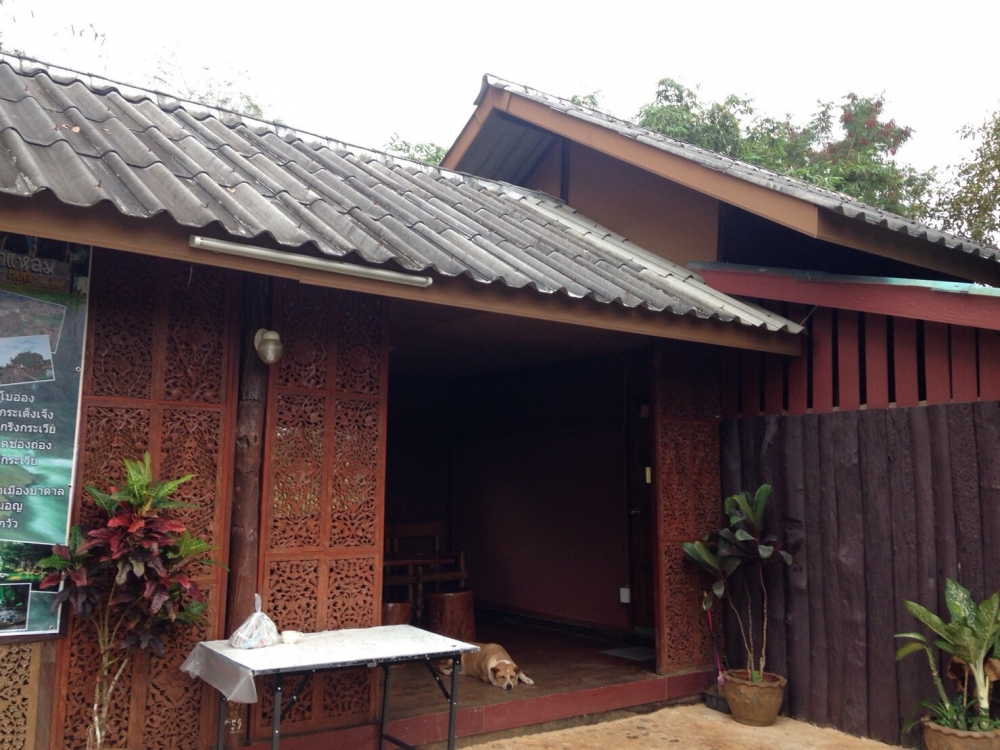 หน้าบ้านมีเจ้าของบ้านตัวนึงนอนรอต้อนรับค่ะ