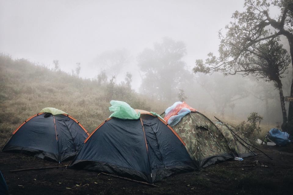 เต้นท์เกิดเหตุคือสีน้ำเงินอันเล็กค่ะ