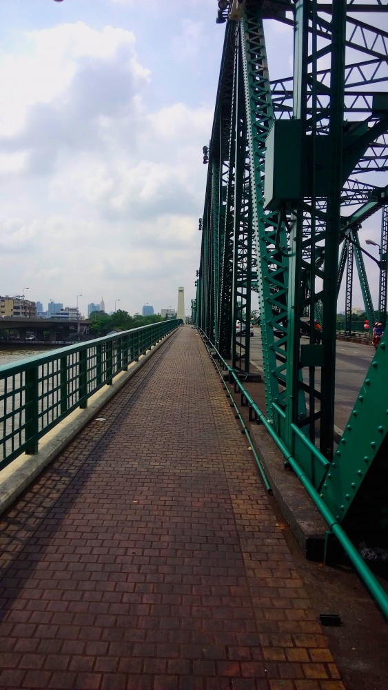 มากเดินข้ามแม่น้ำเจ้าพระยากันเถอะครับ