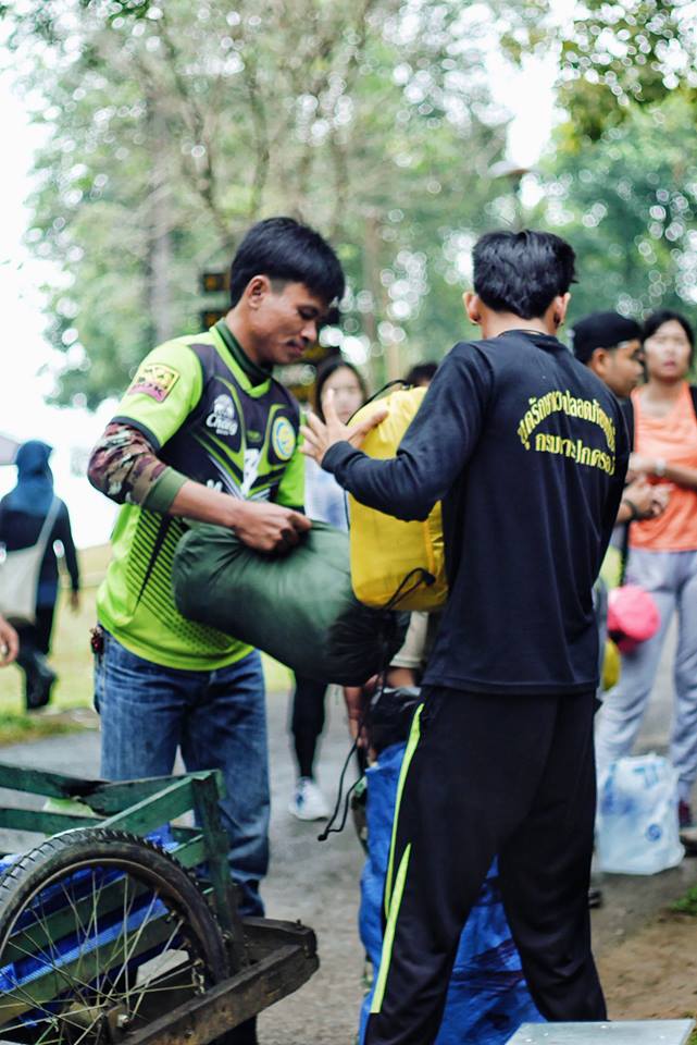 พี่ลูกหาบประจำทริป ลืมถามชื่อ เสียใจจัง