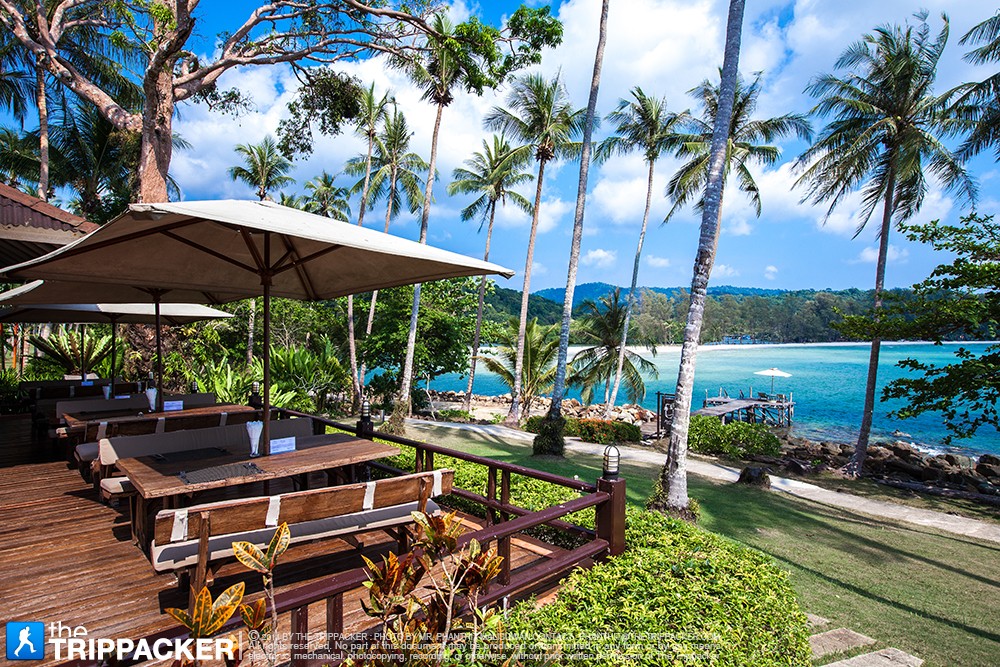 โซนด้านหน้าริมระเบียงรับวิวทะเลได้แบบเต็มๆ