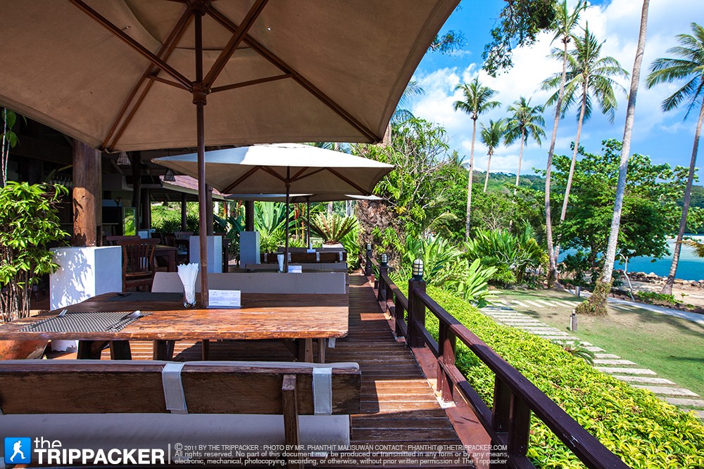 ใครไม่กลัวแดดช่วงซัมเมอร์ก็นั่งโซนระเบียงได้เลย