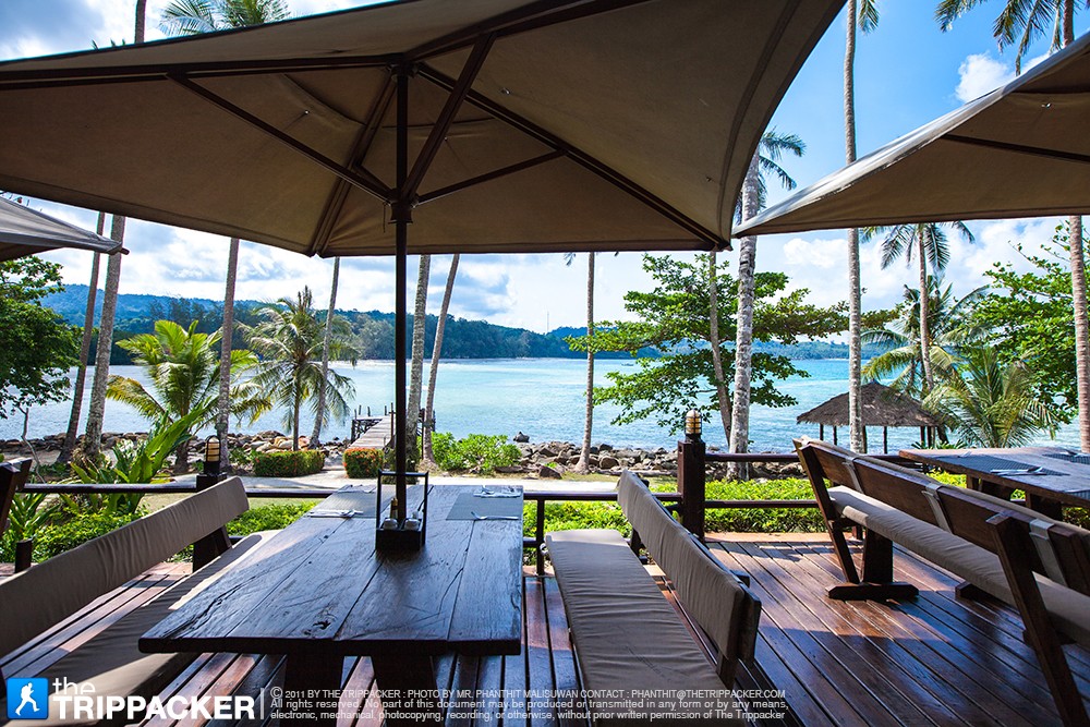 ทานข้าวไป รับลมเย็นไปพร้อมๆ กับชมวิวทะเล