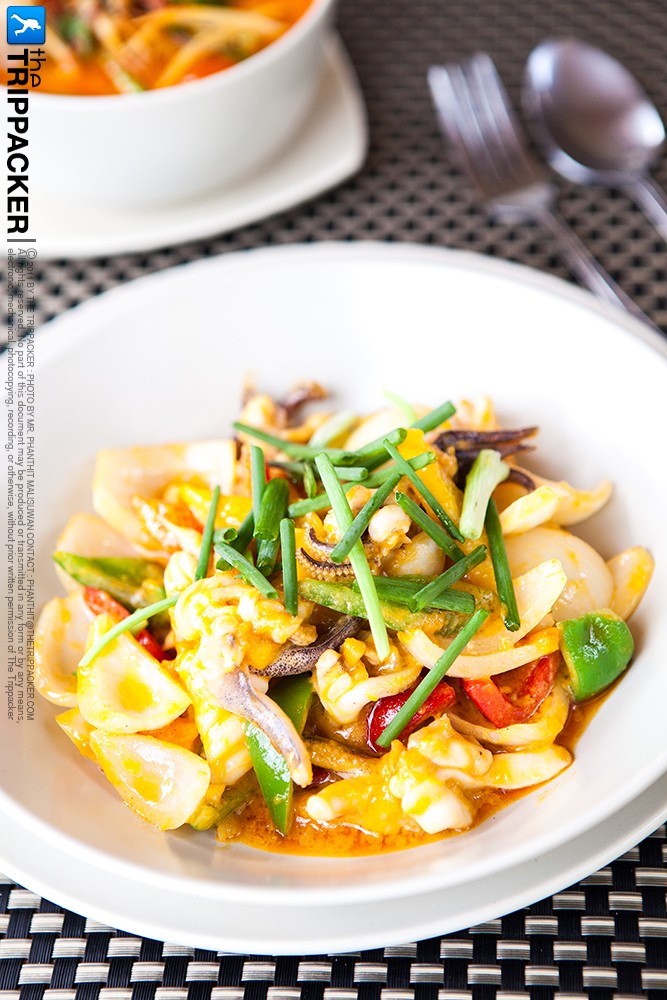 เริ่มต้นด้วย ปลาหมึกผัดไข่เค็ม เข้มข้นซอส หอมกลิ่นน้ำมันงา