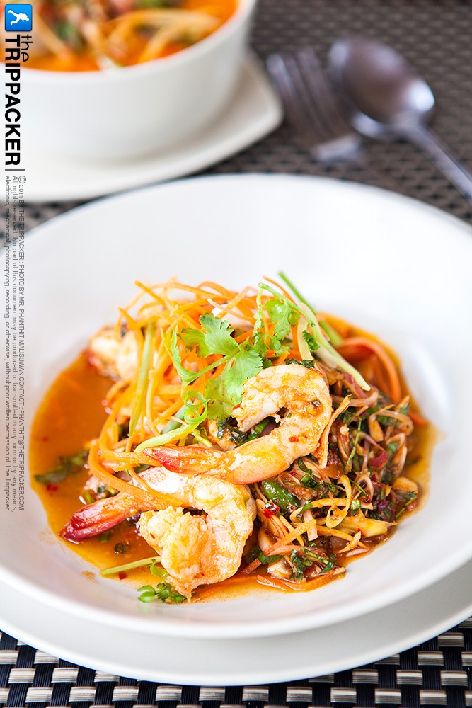 จานถัดมา พล่ากุ้ง เนื้อกุ้งเด้งๆ กินพร้อมน้ำยำสมุนไพรรสเข้มถูกใจคนไทยมากๆ